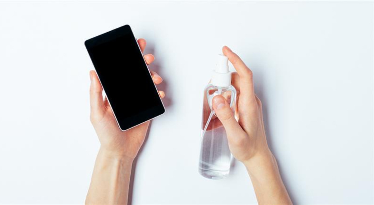 No se puede limpiar la pantalla de un celular con alcohol: ¿por qué? - El  Cronista
