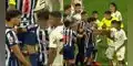 Futbolistas de Alianza Lima y Universitario se pelean en el clásico peruano