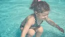 ¿La niña está debajo del agua o encima de ella? Descúbrelo en esta ilusión óptica