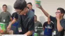 TikTok: Joven asiste a su intercambio de regalos y le toca un taper de ayudín - VIDEO