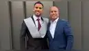 Florentino Pérez entrega certificado de graduación a doctor Luis Guillermo Cotillo