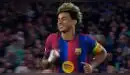 ¡Frotó la lámpara! Golazo de Lamine Yamal de tiro libre para el 4-0 del Barcelona vs Feyenoord