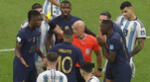El árbitro Marciniak le mostró tarjeta amarilla a Thuram por simular falta.
