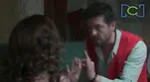 Gustavo intenta llevarse a los niños a un lugar de paso.