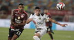 Andy Polo, jugador de Universitario, luchando un balón dividido.