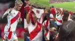 Una hincha de Oliver Sonne no dudó en mostrar su ropa interior durante el partido.