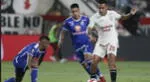 Alex Valera defendiendo el balón ante la marca de dos rivales.