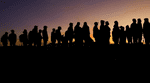 Oficiales de migración requisan a migrantes antes de ser deportados este jueves en el Aeropuerto de Harlingen, Texas (Estados Unidos).