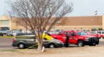 Reportan el hallazgo sin vida de un hombre dentro de una camioneta en Walmart.