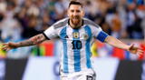 Lionel Messi posa 'enamorado' con la Copa del Mundo rumbo a Argentina.