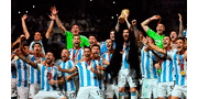 Lionel Messi levantando la copa del Mundo en Qatar