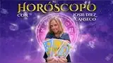 Josie Diez Canseco enseña sus famosas cartas de tarot.