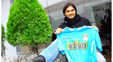 Reinaldo Navia posando en Lima con la camiseta de Cristal