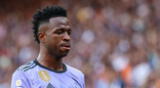 Arrancan rostro de Vinicius de un cartel ubicado en el Estadio Bernabeu