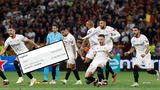 Un hincha logró llevarse miles de soles tras el encuentro entre Sevilla vs.