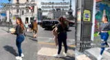 Una joven paseo por diferentes sitios de la Plaza Dos de Mayo en busca de un trabajo.