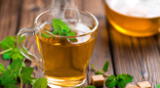 Revisa los beneficios del té verde, de acuerdo con un informe de la Universidad de Harvard.