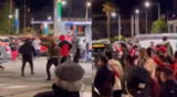A puertas del Perú vs. Chile, hinchas protagonizaron una fuerte pelea en las calles de Santiago.