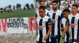 Hinchas de Alianza presentan cartel en entrenamiento del plantel.