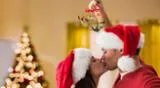 Conoce el significado del beso bajo el muérdago y el origen que lo hace tan especial en Navidad.