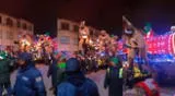 Un grupo de jóvenes son virales tras participar en un desfile navideño.