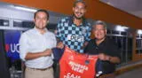 Paolo Guerrero firmó dos años con el club César Vallejo: aquí junto a César y Richard Acuña.
