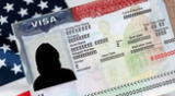 Los cónsul revisan la información del candidato que solicita la visa americana.