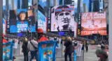 Se proyecto en el Time Square la estatua vandalizada de Lolo Fernández.