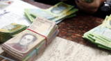 Billetes de bolívares, moneda oficial de Venezuela, en la mesa.
