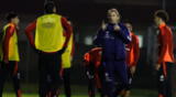 Ricardo Gareca dando instrucciones a los seleccionados de Chile