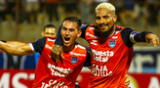 Jairo Vélez y Paolo Guerrero celebrando tras gol.