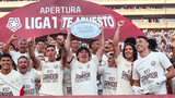 Jean Ferrari levantó el trofeo junto a los jugadores. Foto: Universitario