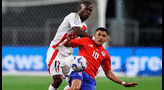 Luis Advíncula con Alexis Sánchez durante la Copa Amperica