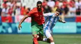 Julián Álvarez y Achraf Hakimi en la disputa por un balón durante el Argentina vs Marruecos