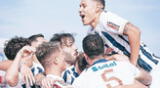 Futbolistas de Alianza Lima celebrando tras anotación en partido.