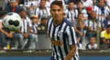 Paolo Guerrero disputando un partido de exhibición con camiseta de Alianza Lima