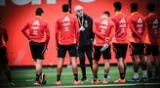 El futbolista lució orgulloso la camiseta de la selección peruana.