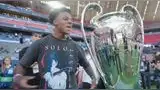 Speed alzó trofeo de la Champions League a pesar de advertencia de la seguridad.