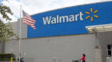 Policía busca a estos 2 sospechosos de robo en este Walmart.