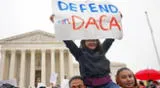 Jóvenes de DACA en riesgo de perder su estatus migratorio.