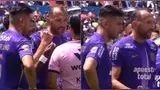 Hernán Barcos fue expulsado y Carlos Zambrano reaccionó.