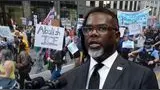 El alcalde de Chicago declara zonas libres de ICE.