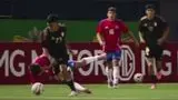 Joao Grimaldo se llevó a un jugador chileno en el Perú vs Chile