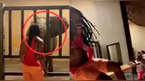 Momento exacto en que el influencer salta la valla de seguridad Momento exacto en que el influencer salta la valla de seguridad