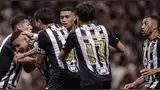 Mineiro celebrando los dos goles que anotaron en el primer tiempo
