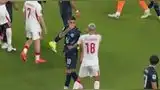 Jorge Almirón se fue expulsado y dejó a Paraguay con 10 hombres ante Turquía. Jorge Almirón se fue expulsado y dejó a Paraguay con 10 hombres ante Turquía.
