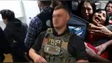 Juez en EE. UU. bloquea los arrestos en tribunales migratorios, en un revés para Trump.