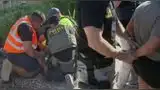 ICE es acusado de hacerse pasar por electricistas para detener a un hombre en Phoenix. ICE es acusado de hacerse pasar por electricistas para detener a un hombre en Phoenix.
