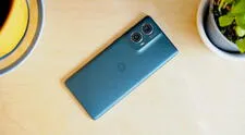 Este Motorola carga en solo 15 minutos: tiene12 GB de RAM, 512 GB de almacenamiento y fotos nítidas con potente cámara