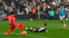 ¡Era el primero! La espectacular tapada de Viscarra con los pies para evitar el 1-0 de Cristal